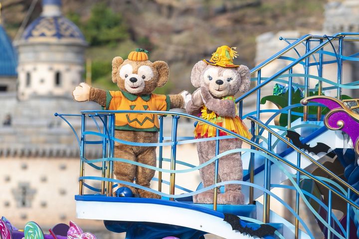 ハロウィーンコスチュームのダッフィーとシェリーメイ