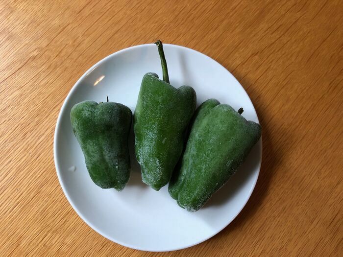しなびる前に！ピーマンは『丸ごと冷凍』が正解でした→驚きの食べ方にも注目♪