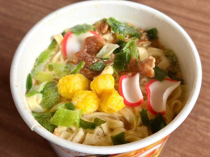 熱湯を注いで4分待つと完成！