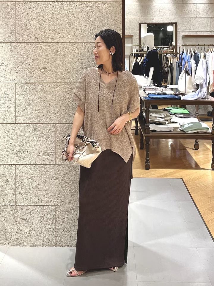 首もとや手首が見えるVネックニットで、すっきりとした印象に 出典：WEAR