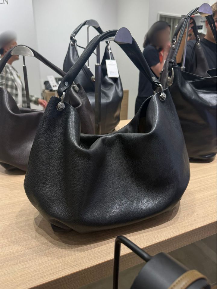 Atelie de LUMEN（アトリエ・ド・ルメン）の新作黒バッグLOG MIDDLE BAG（ログ ミドル バッグ）