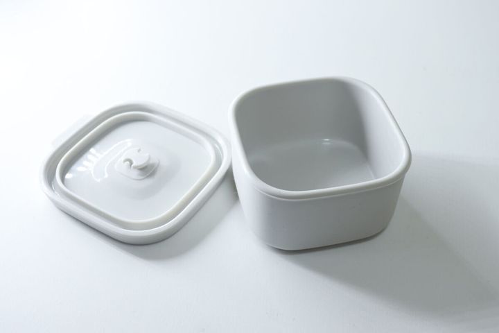 白いエア弁付シリコーン保存容器の蓋と本体が分かれて置かれている