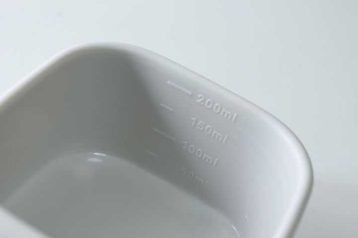 白い保存容器の内側に刻まれた200mlまでの目盛り