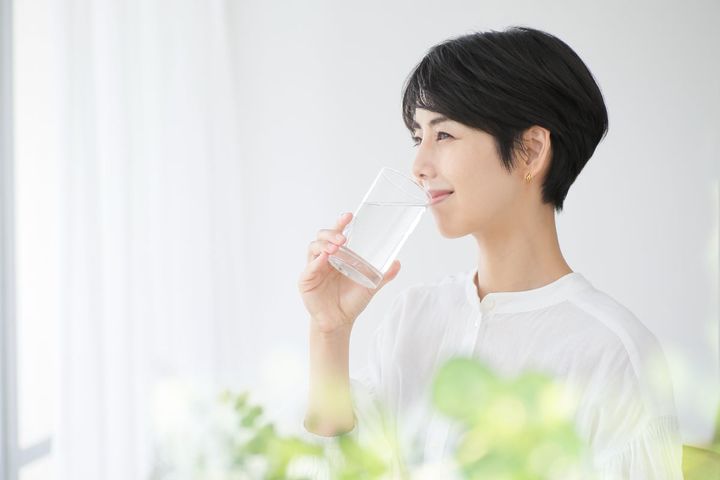 脳卒中を防ぐには小まめな水分補給が重要（画像はイメージ）