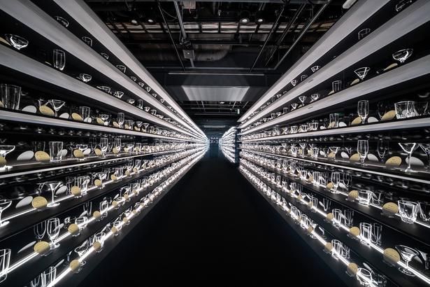 グラスがずらっと並ぶさまは圧巻！「GLASS ROOM」で、思い思いに撮影も楽しもう
