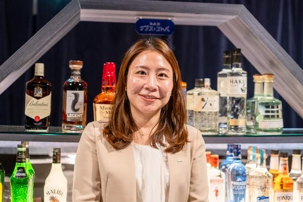 内覧会で「BAR グラスとコトバ」について説明してくれた、サントリー 宣伝部の正田恵さん