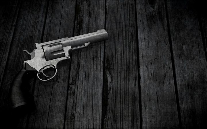 画像: 銃はマットレスの下に保管されていた