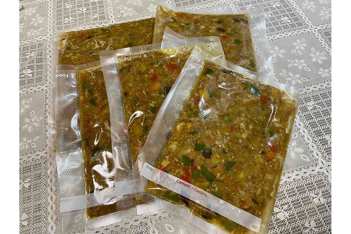 煮込み料理を作り置きする場合は、速やかに冷却したうえで小分けにして冷凍保存を行いましょう