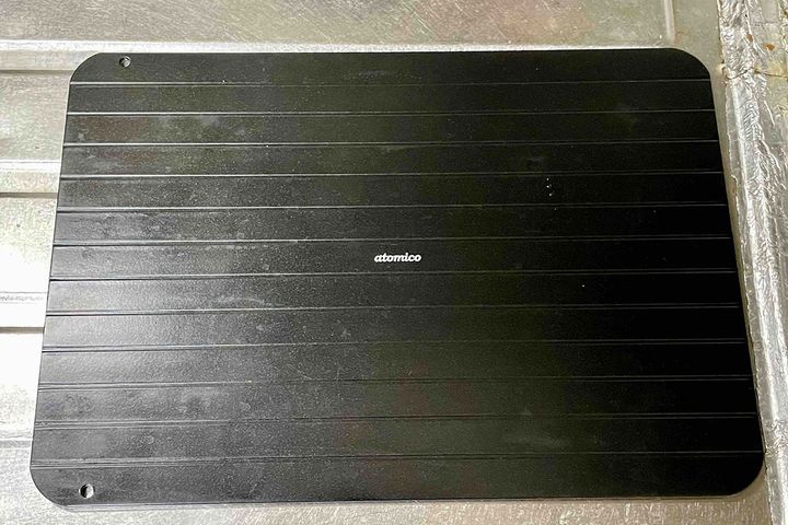 粗熱取りや解凍の作業をスピーディーに行うことができる市販の急速アルミプレートなどを活用するのもおすすめ