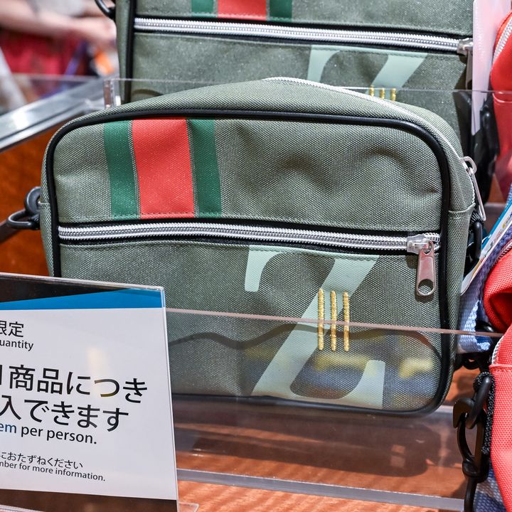緑と赤のストライプと刀の柄の刺繍が入ったカーキのショルダーバッグ