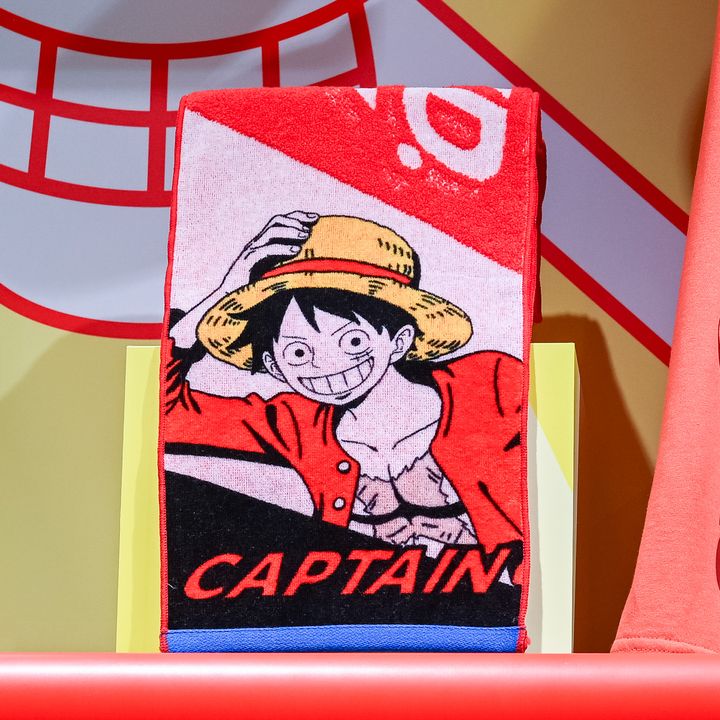 CAPTAINの文字が入ったルフィ柄のフェイスタオル
