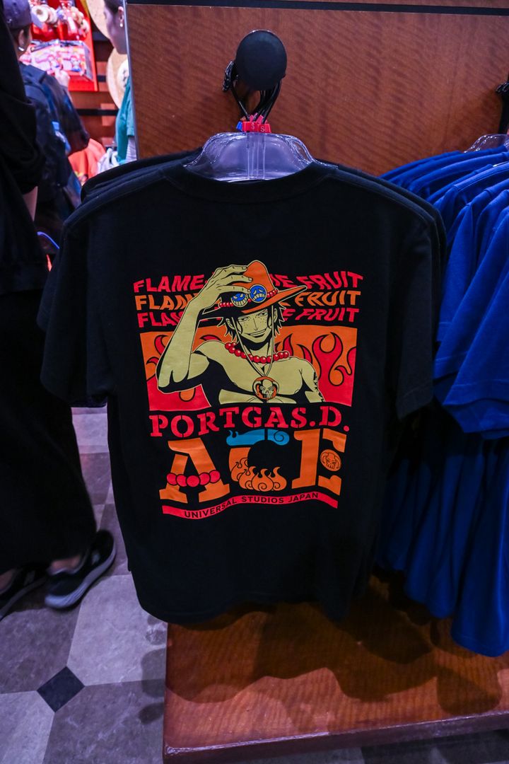 背面にFLAME-FLAME FRUITの文字が入った黒いTシャツ