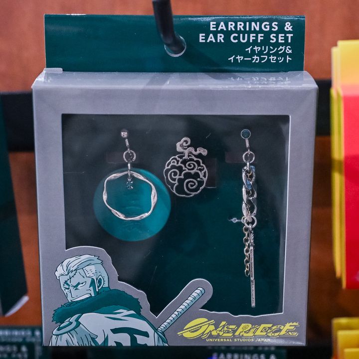 スモーカーをイメージしたイヤリングとイヤーカフのセット