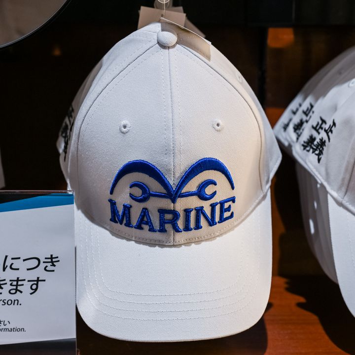 MARINEの刺繍が入った白いキャップ