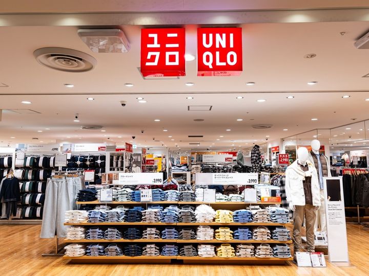 ファッションブランド「ユニクロ」から販売されている「フロントオープンシェルトップTノースリーブ」が着まわしやすさとコスパの良さなどで人気を集めています。シンプルながら、さまざまな着こなしができる同商品の魅力を紹介します。