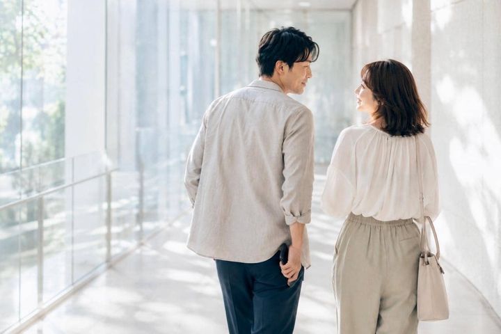 「なぜ先に私の都合を聞くの？」男性があなたを“優先し始めた”ときに見せる行動