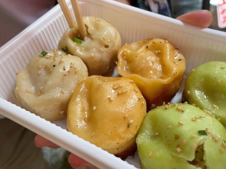 やけどに注意！ 溢れ出す熱々スープがたまらないこだわりの焼き小籠包