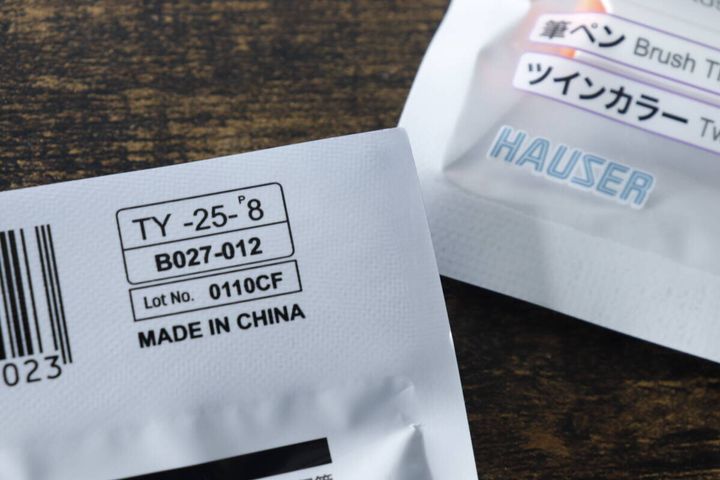 パッケージの「MADE IN CHINA」の表記とバーコード部分がクローズアップされている
