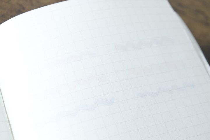 方眼紙の裏面に、アクリルマーカーで描かれた波線がほとんど裏抜けしていない様子