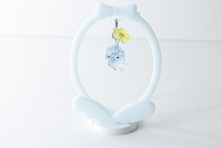 チャームスタンドに花とキャラクターのチャームを飾った状態