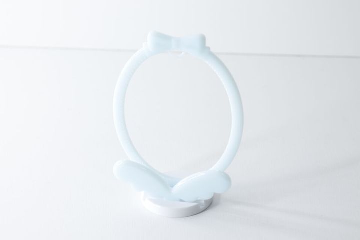 組み立てが完了した水色のチャームスタンド
