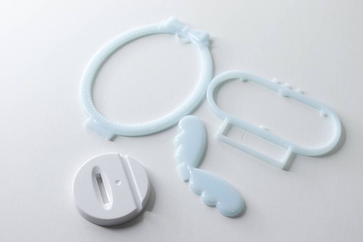 ニッパーで切り離されたチャームスタンドの各パーツ