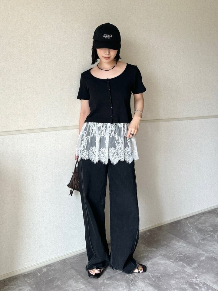 黒の半袖カーディガンに白レースキャミを重ねた女性の全身