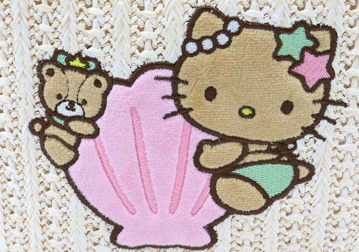 日焼けハローキティとタイニーチャムが貝殻を抱きしめる刺繍のアップ