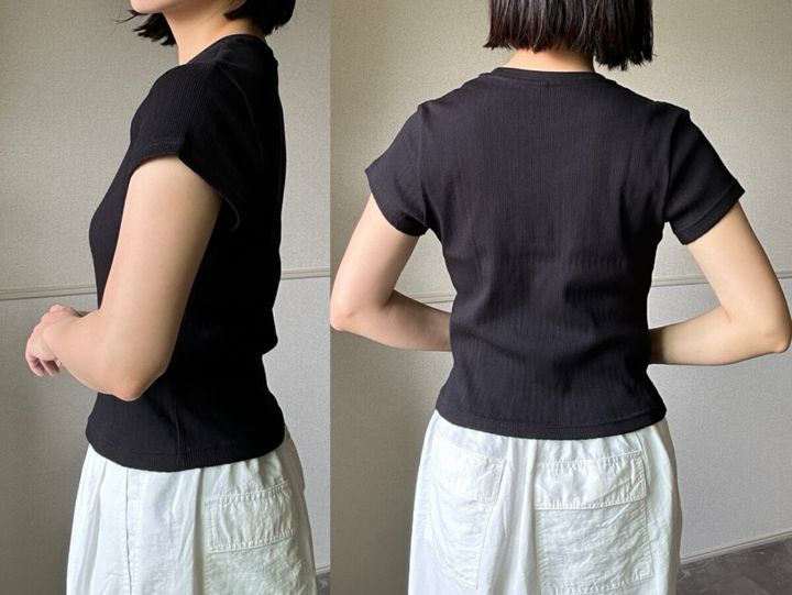 黒いリブミニTシャツと白いワイドパンツを着用した女性の横と後ろ姿