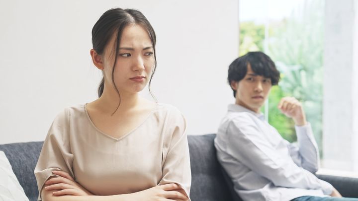 義父に何度もせがまれ……「家族だから」と奪われ続けた年収400万・27歳女性の決断