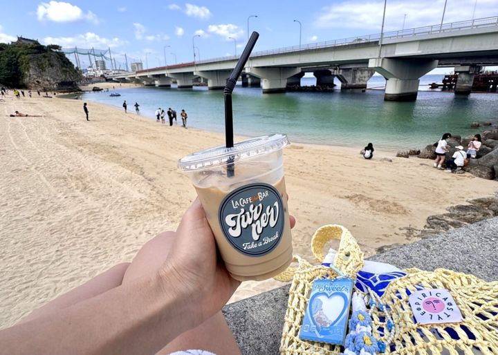 波の上ビーチ近くのカフェでテイクアウトしたラテ