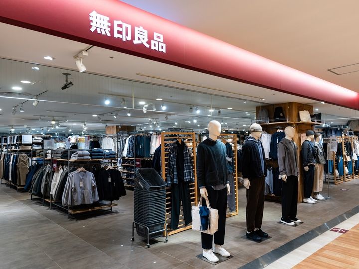 「無印良品」から販売されている「帆布 ミニトートバッグ」が、豊富なカラー展開と使いやすさで人気を集めています。SNSでも幅広い用途で支持されている同商品の魅力を紹介します。