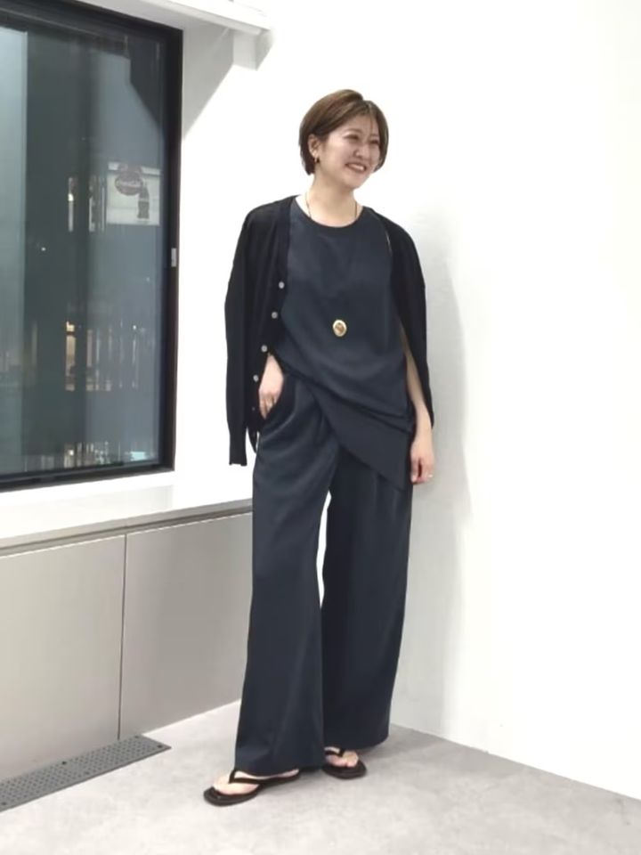 ネイビーのサテンワイドパンツでツヤ感を