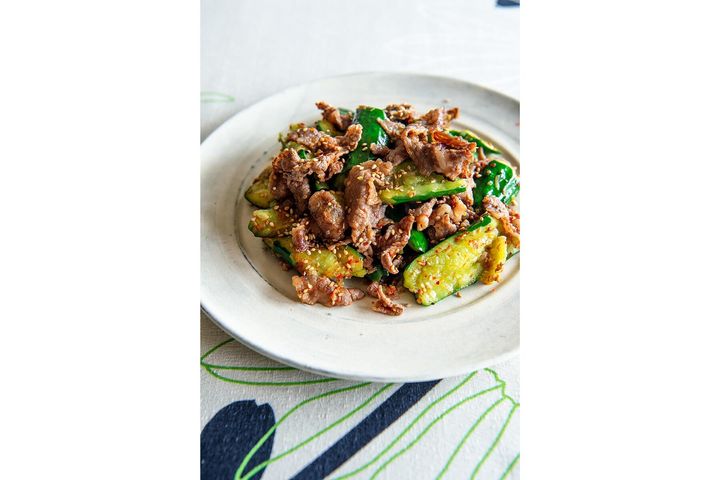青い香りが美味しい“塩もみきゅうりと牛肉の炒め物”