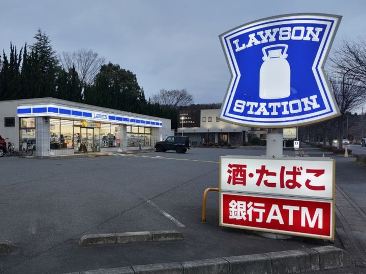 ローソン公式Xは7月13日に投稿を更新。人気作品『ハイキュー!!』とのコラボを匂わせる投稿と、櫻坂46・日向坂46キャンペーンの実施予告を紹介しています。（サムネイル画像出典：PIXTAより）