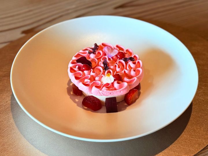 苺と白味噌のヴァシュラン 1,800円（春季限定、カフェタイム限定）