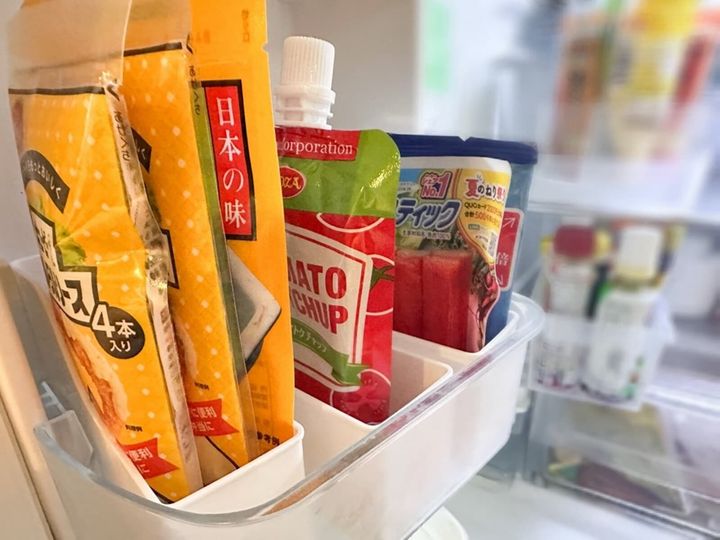 キッチン周りの収納は、ダイソーアイテムを上手に利用することでスッキリとまとまります。今回ご紹介するのは「ドアポケットにも使える調味料袋ケース」。単体での使い方や組み合わせて使う技をご紹介します。