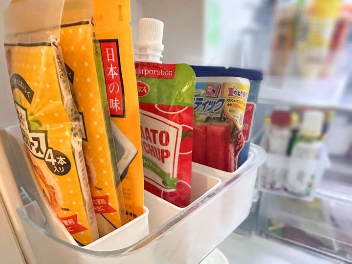 調味料やスライスチーズなどを立てて収納できる