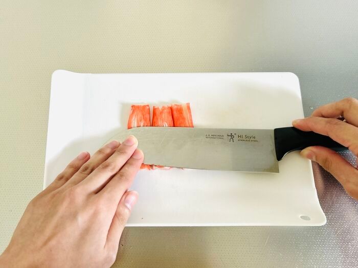もう手でちまちま割かなくて大丈夫！「カニカマ」が秒でほぐれるワイルドな超簡単裏ワザ！