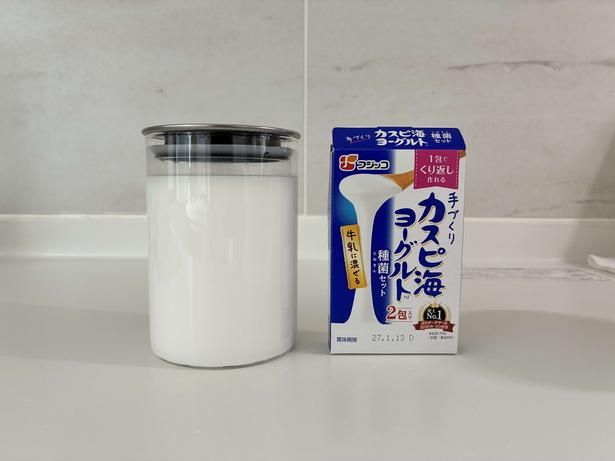 牛乳に、種菌を加え、スプーンでダマがなくなるまでよくかき混ぜたら、あとは待つだけで、美味しいヨーグルトの完成。