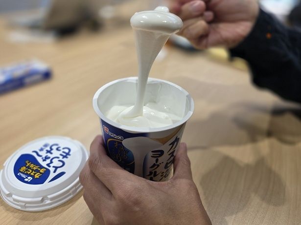 スプーンを入れると、驚くほどもっちり！しっかり混ぜてからいただきます！