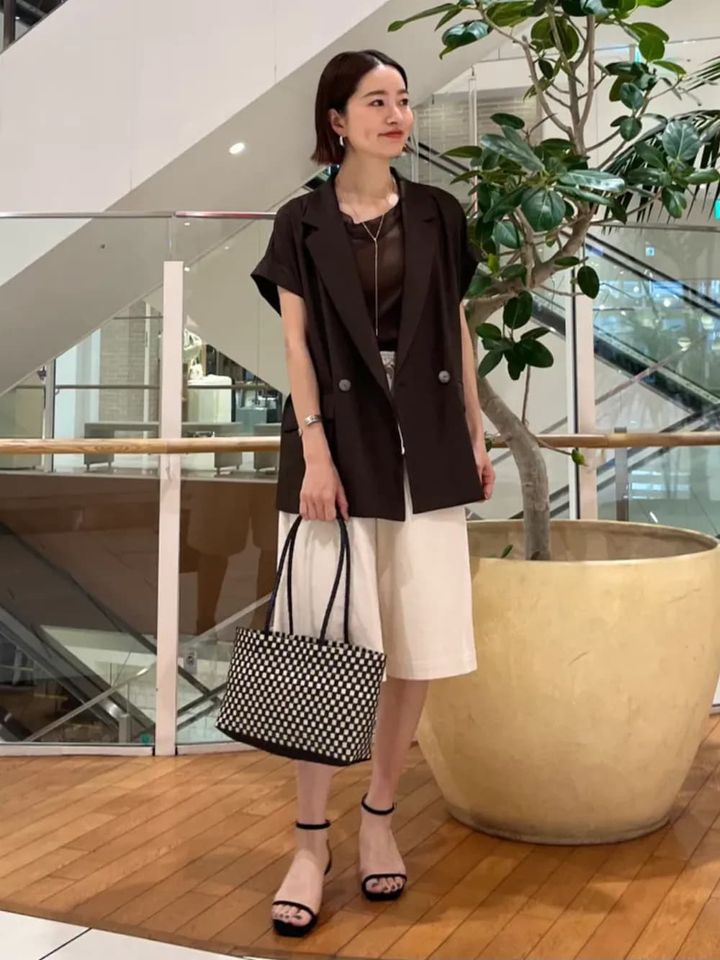 カジュアルなコットンキュロットも半袖ジャケットを羽織ればきれいめに 出典：WEAR