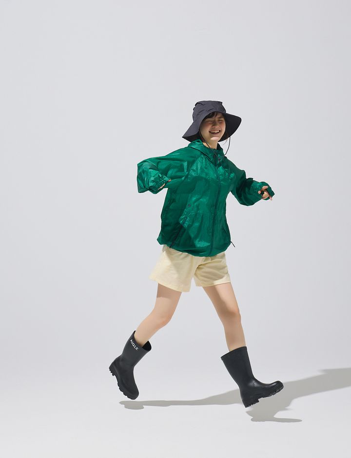 【夏のアウトドアコーデ】いつもの服に“軽いギア感”を足して。街にも自然にも馴染む夏ファッション