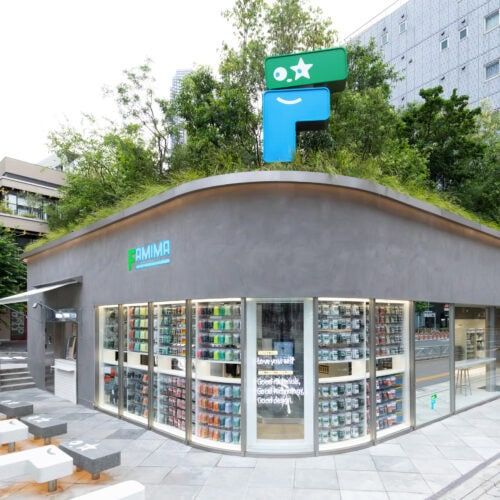 これは東京の新名所かも…ファミマ「コンビニ服」の旗艦店が想像以上だった【限定ウェア・試着体験も】