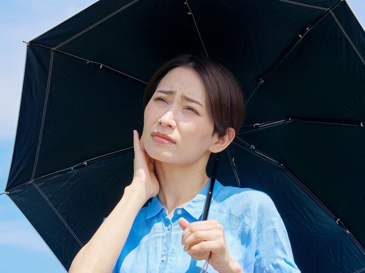 【医師が回答】「熱中症」と「日射病」の違いを聞かれることがあります。「屋外の日差しが原因のものが日射病」ではありません。実は日射病は熱中症の一種で、屋内でも命に関わるほど重症化するケースがあります。熱中症の種類と重症度、正しい対処法を解説します。（※画像：Shutterstock.com）