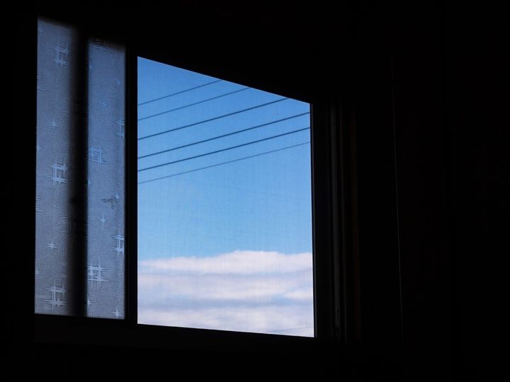 網戸を閉めているのに、部屋の中に小さな虫が飛んでいたという経験はありませんか？ 今回は、網戸の正しい使い方や盲点となる侵入経路、室内での虫の発生原因を徹底解説！ 今すぐ実践できて、部屋の虫トラブルをスッキリ解決する方法をまとめました。