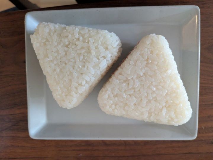 ごはんを入れて型で押すだけでおにぎり完成！
