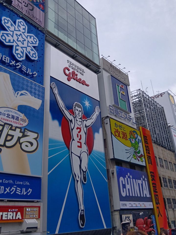 関西万博の猛暑で本当に助かった！水で濡らすだけの即効冷感ポンチョ＋只今、ミャクミャク大阪のミナミに！