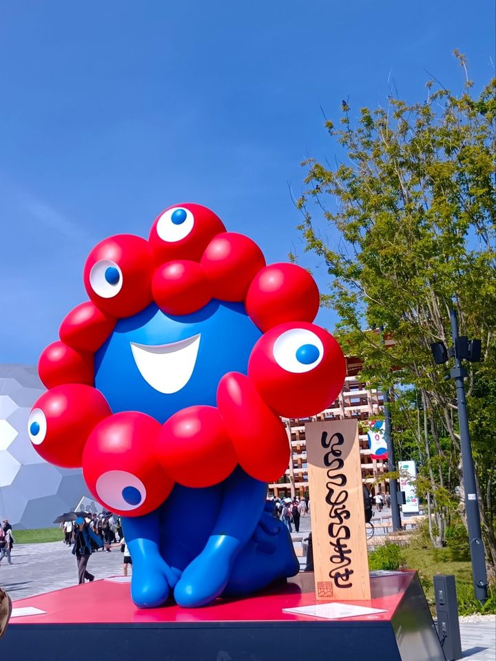 関西万博の猛暑で本当に助かった！水で濡らすだけの即効冷感ポンチョ＋只今、ミャクミャク大阪のミナミに！
