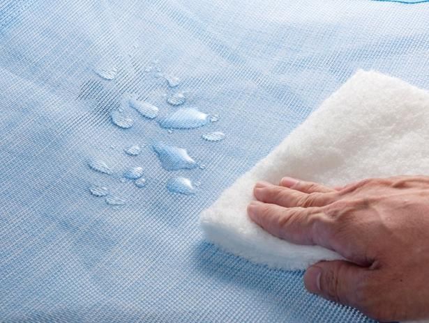 水濡れにも強く、お手入れが簡単な素材なので、プールサイドやビーチ、子どもの水遊びシーンにも重宝する